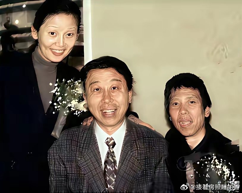 这要不是冯小刚也戴个花还以为冯巩是新郎官呢。 