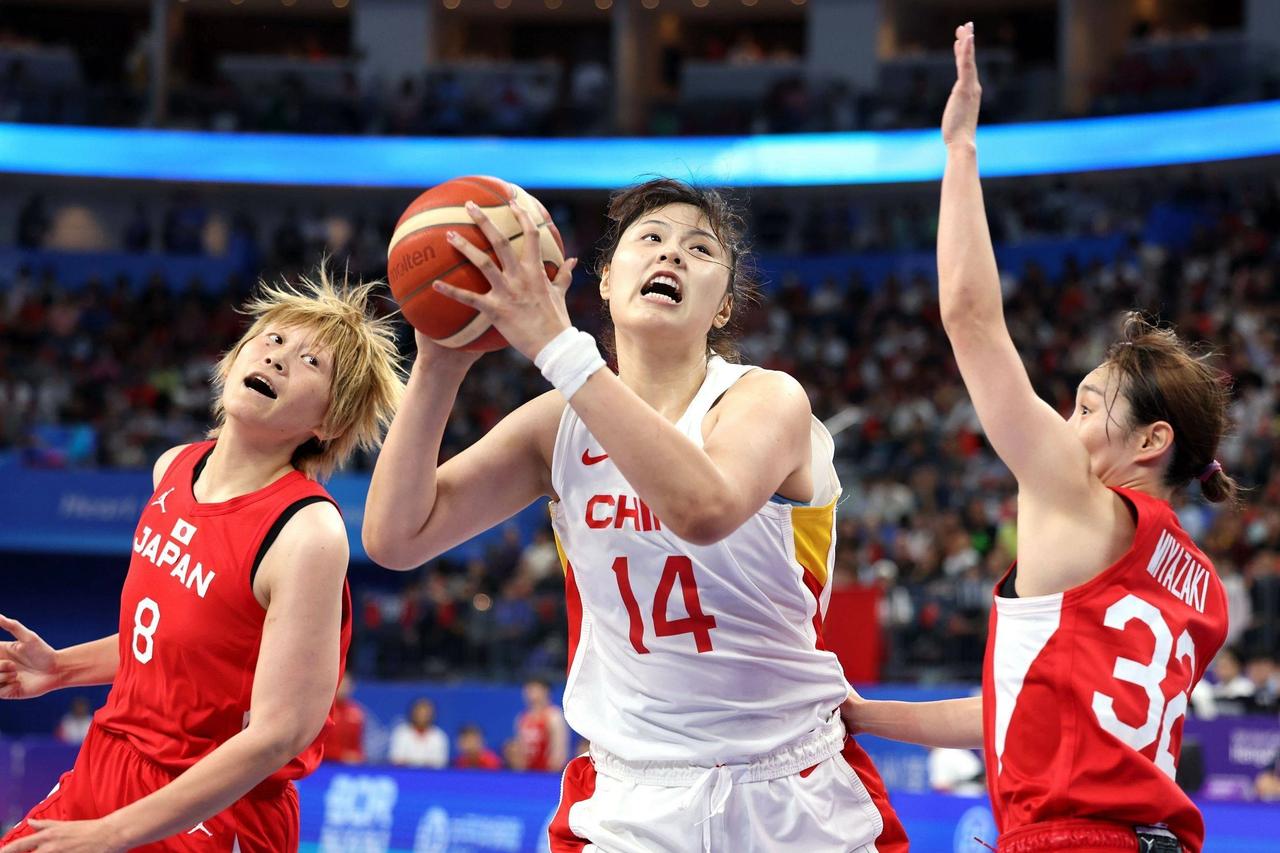 同样的队伍，同样的2分，同样的结局，给你希望让你绝望，中国女篮再次上演“笑容消失