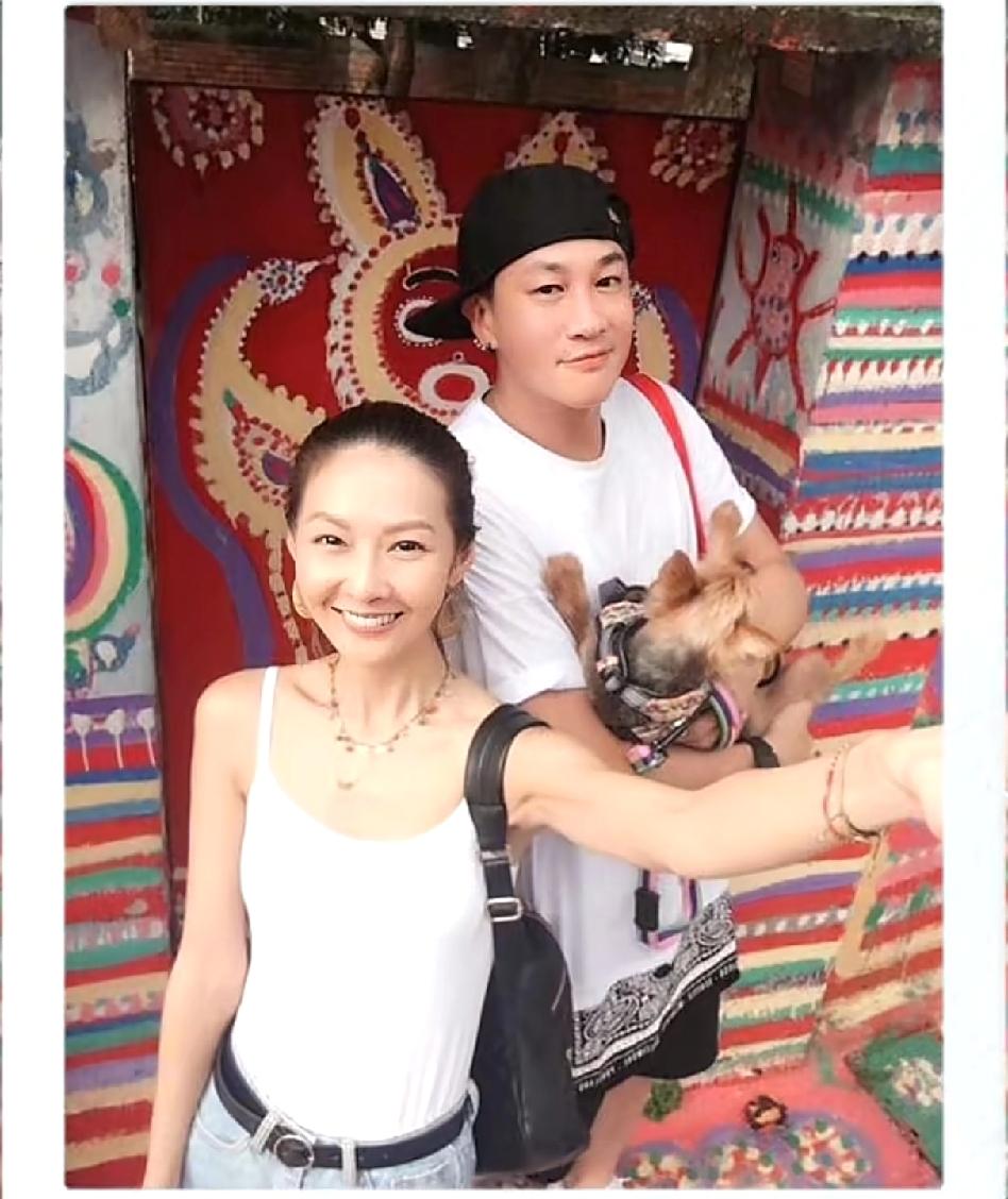 我第一眼看何润东老婆就觉得她特别像王漫妮，柜姐最擅长察言观色，提供情绪价值，更懂