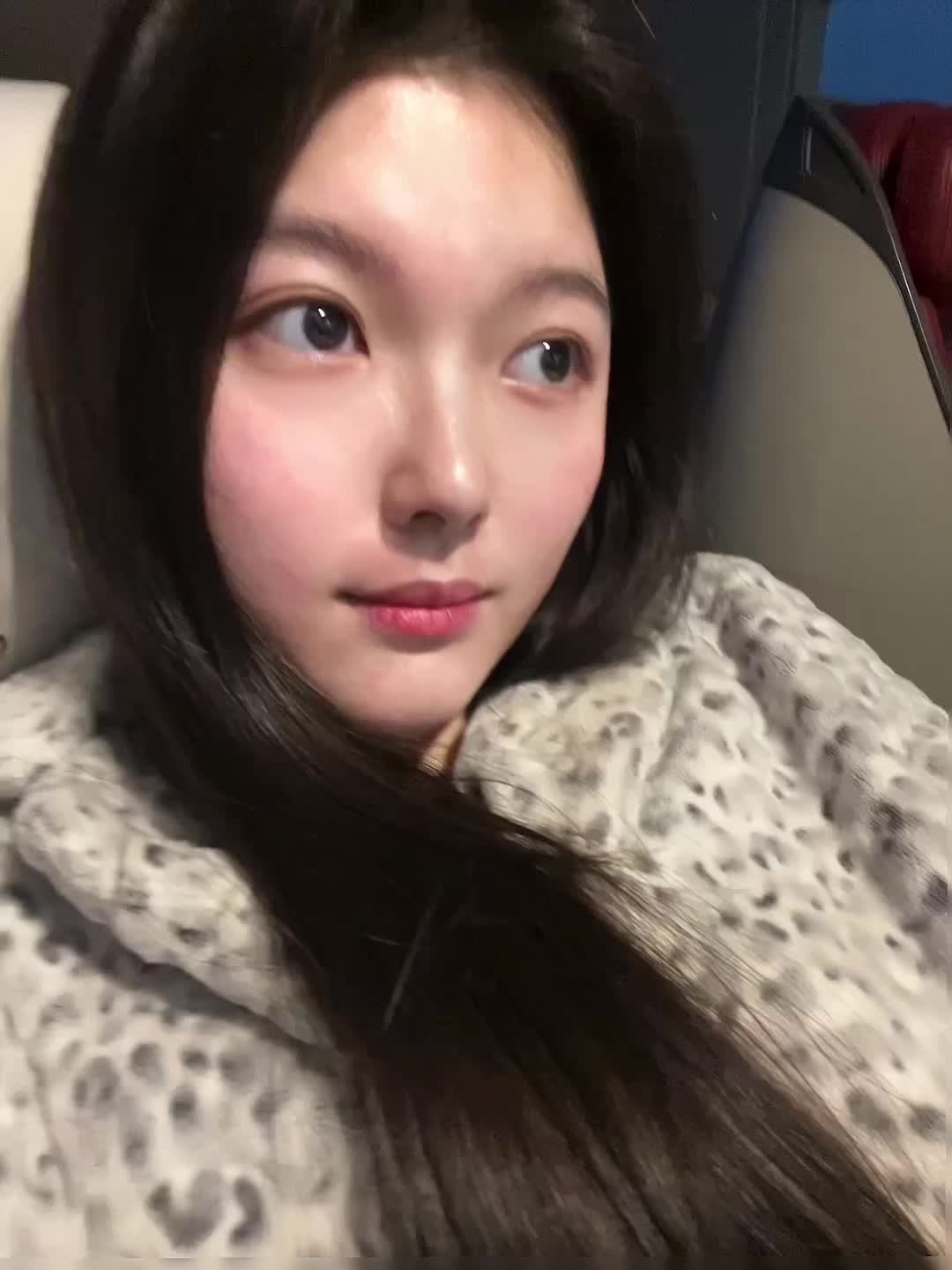 穿睡衣坐高铁 脸还过敏了…