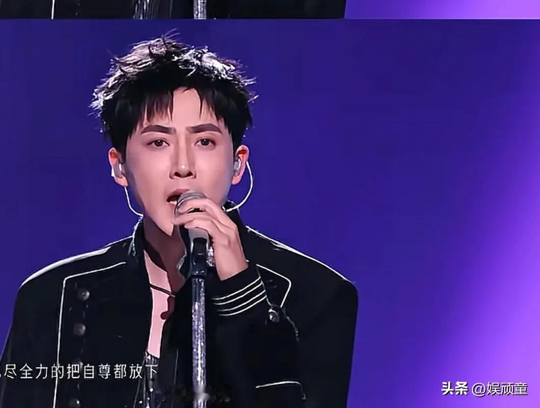张睿是如何憋住不笑的！
他与郭晓东合唱《抽离》，他唱的还是不错的，轮到郭晓东唱的