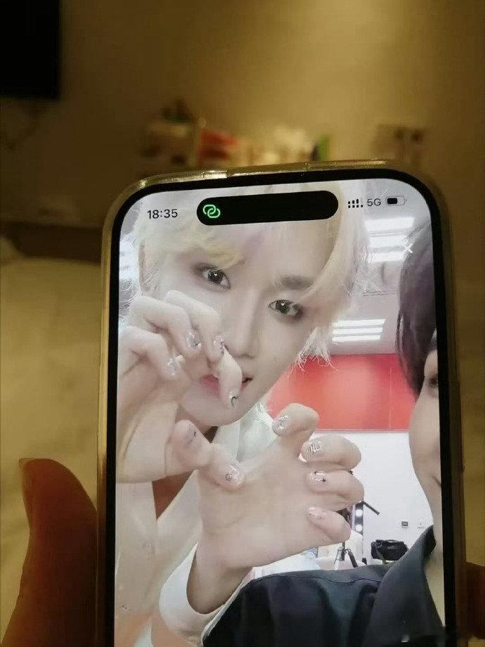 丁程鑫做了美甲丁程鑫做美甲了 丁程鑫做了美甲，是甲片还是真做了啊 ​​​