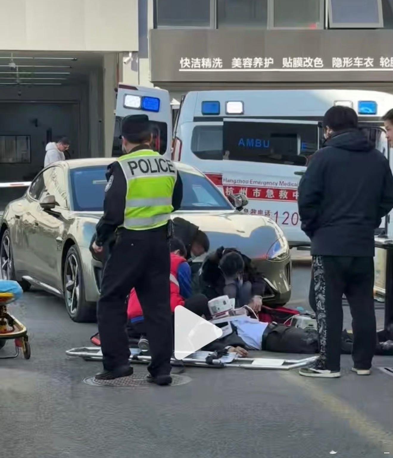 刚看了个大概就Su7 Max提车的时候在园区倒车车从缓慢移动到突然加速撞倒了蹲在