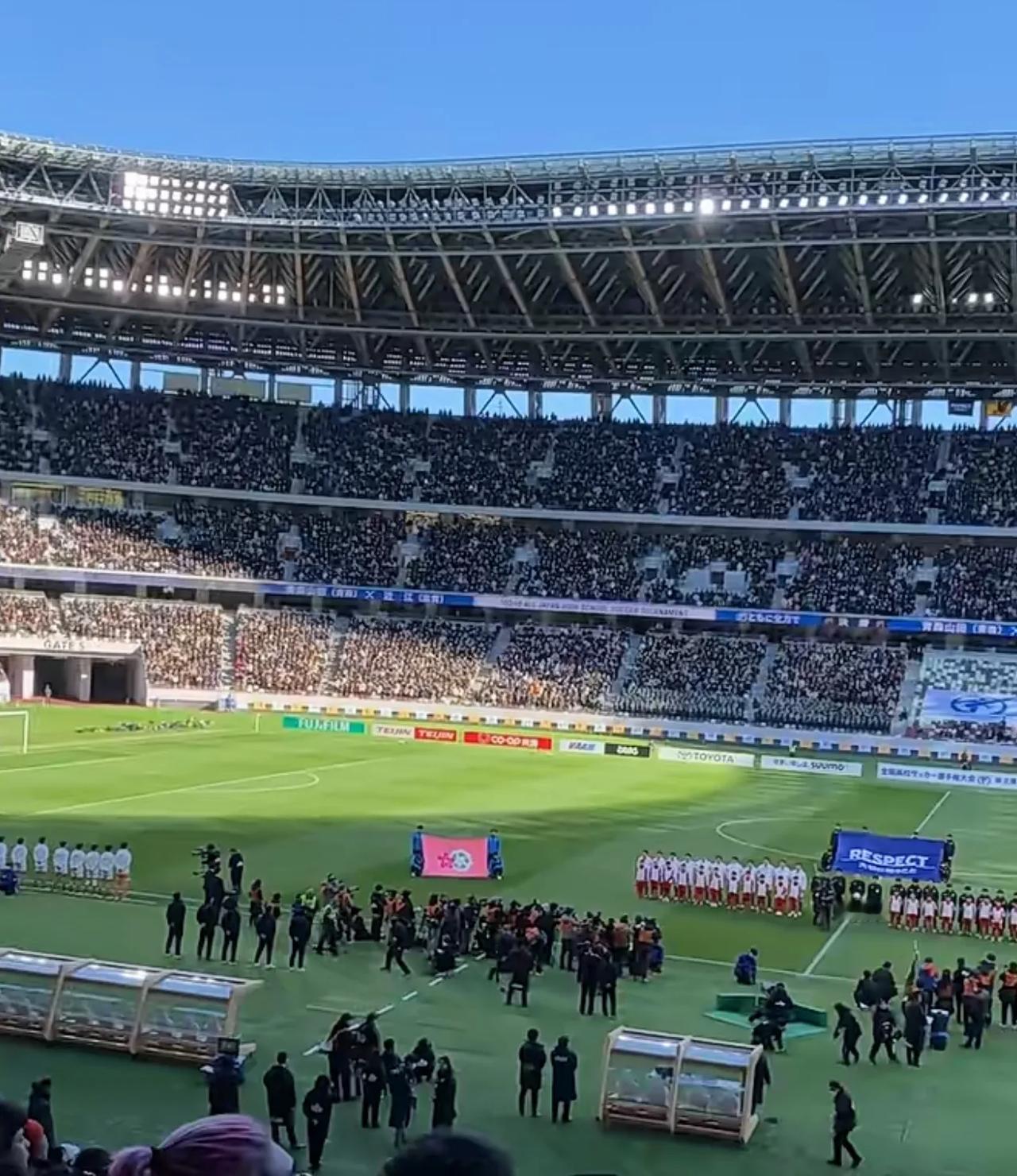日本一场足球高中比赛，5.6万人现场观看！国足要成世界强队，不是靠嘴巴！要靠做！