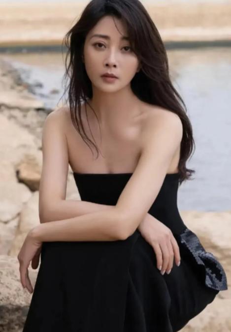 2017年，殷桃在家里帮妈妈摘菜时，妈妈看着殷桃，突然来了一句：“你看我把你生得