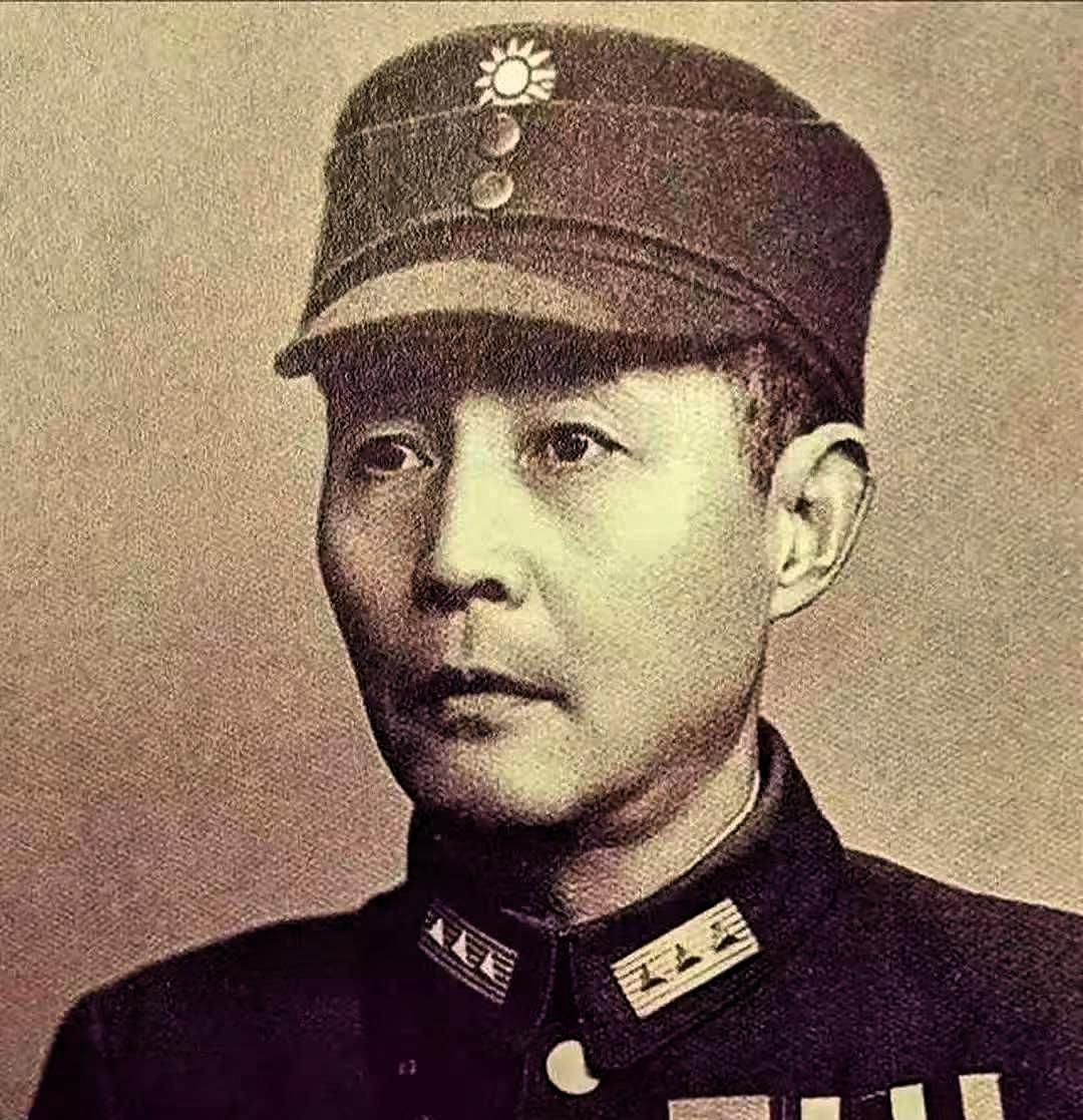 1927年，钱大钧追求欧阳藻丽，遭到她父亲反对。想不开的钱大钧走在街上，突然掏出