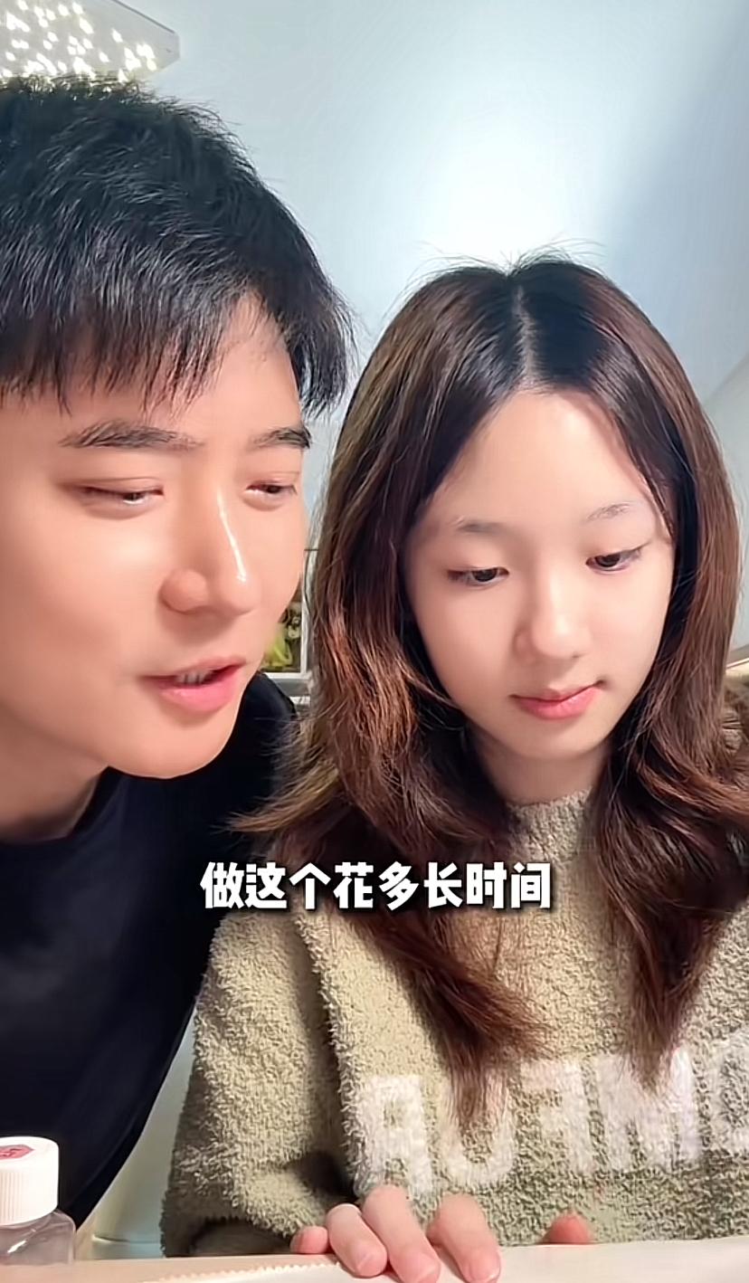 不得不说，洪欣的基因也太能打了，不但儿子像她，就连她和张丹峰的女儿，也是妈妈的迷