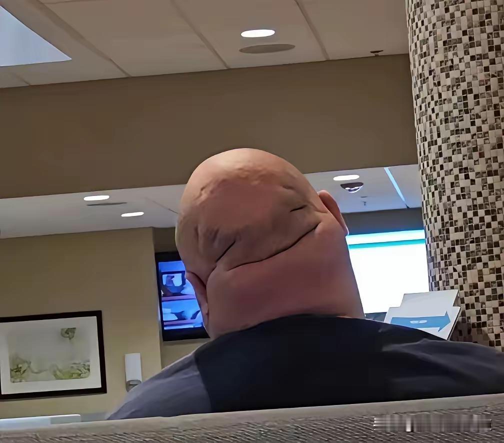 在机场候场厅，随手拍的。
不知道这算不算犯法，
看着就想笑，
两个小眼睛👀
一