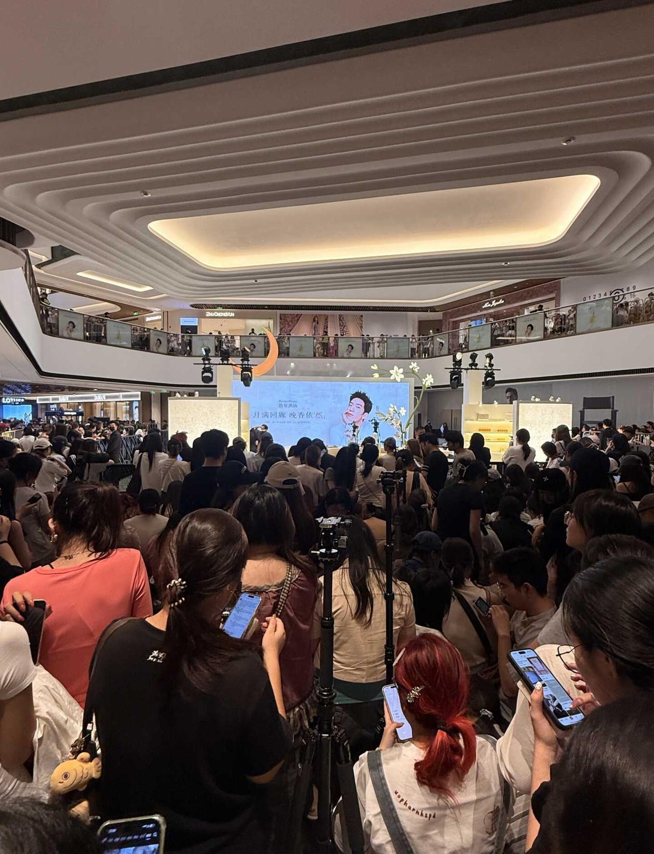 已经在恒隆等着井柏然了，Luke咋还没来
人越来越多，井柏然快来，luke快来
