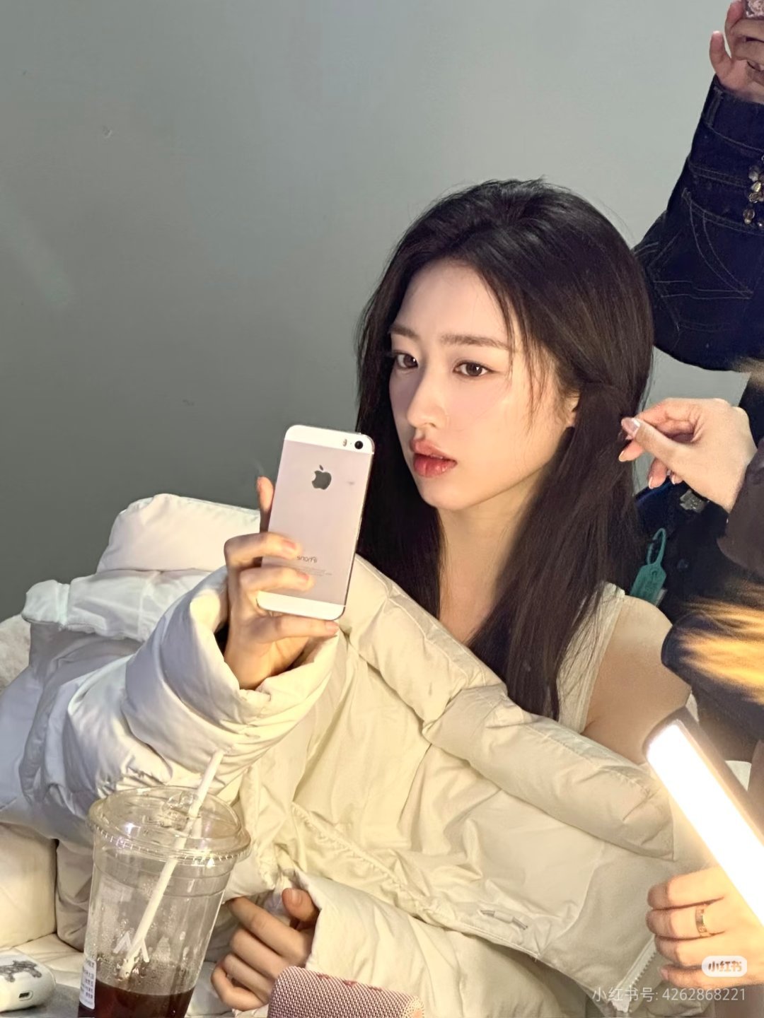 我家熙熙还在用iPhone6自拍，这手机的年龄也没比她小几岁 