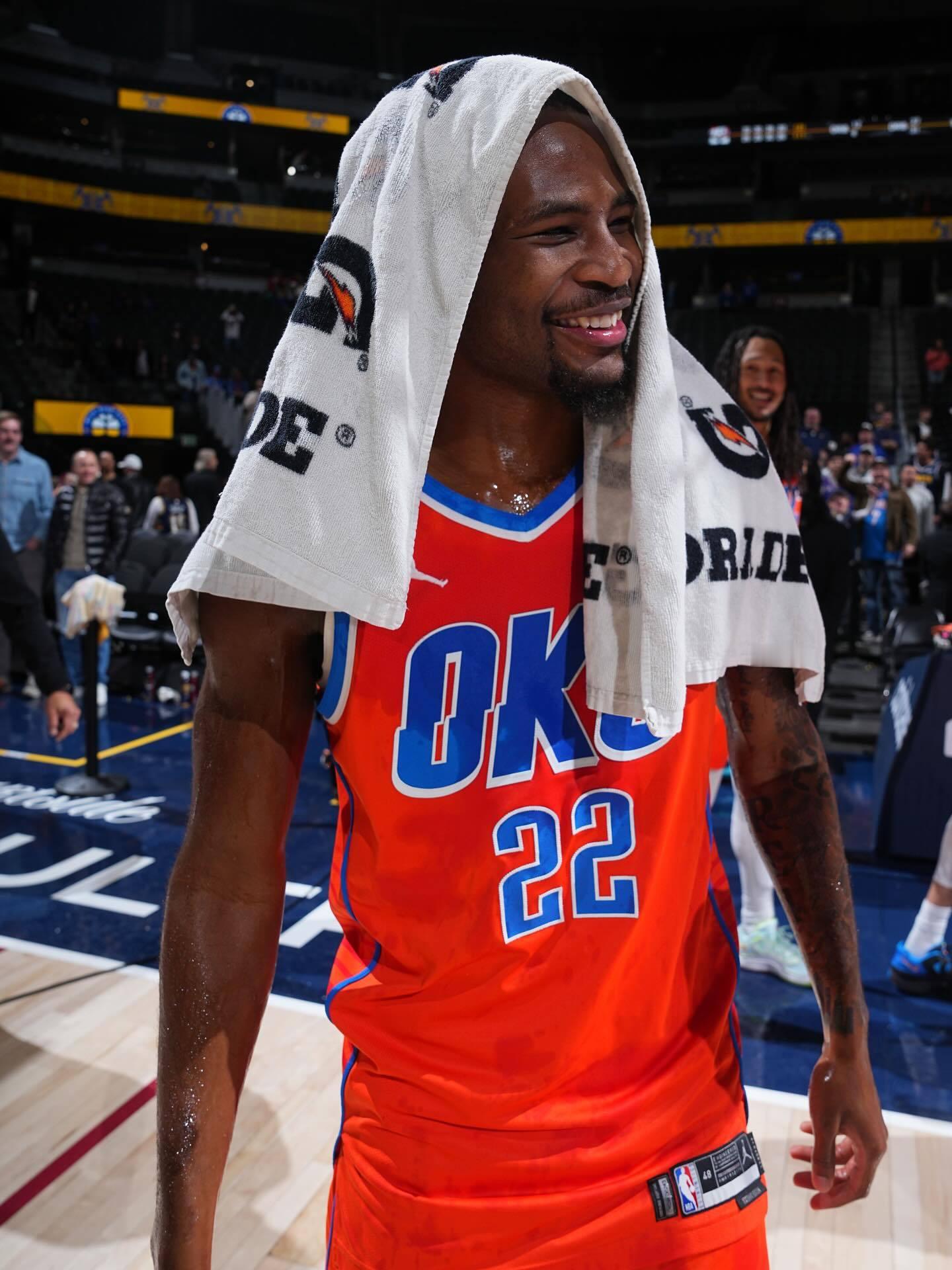 卡森华莱士发帖：我感觉我现在更强了一车人点赞转发，切特评论：兄弟你最牛！杰林：脏