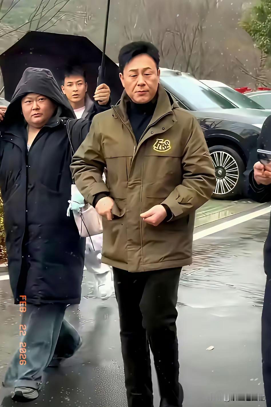 看到这张图，很多人都会为张颂文的这位女助力鸣不平。

大雨天 ，女助理不惜被雨水