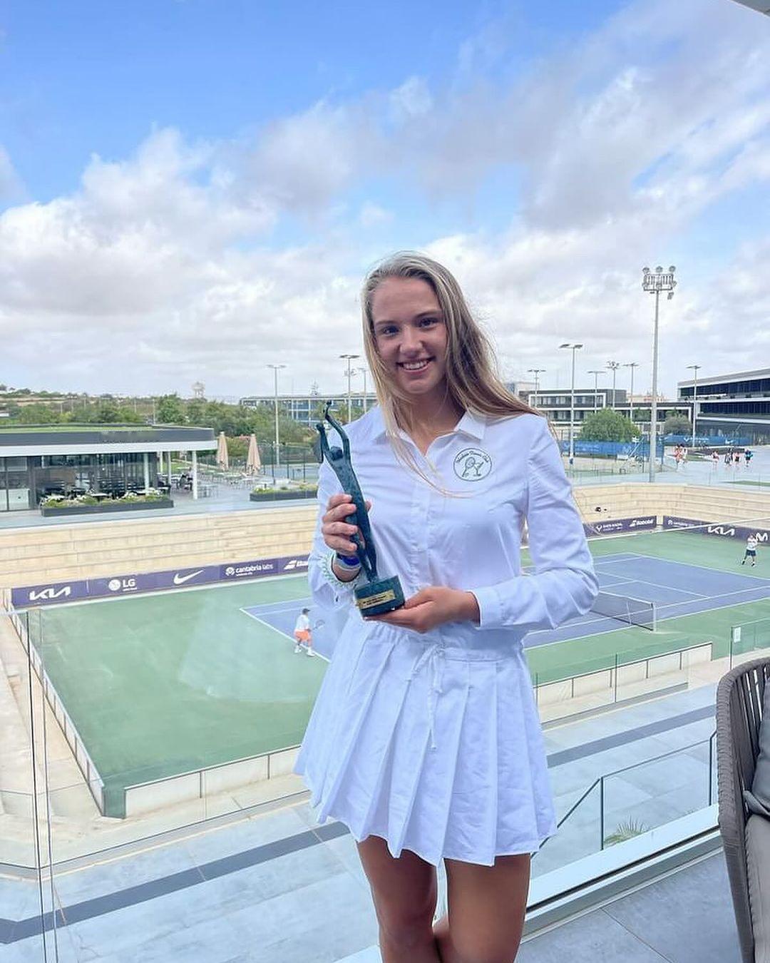 科尔涅娃荣获2023ITF最佳青少年球员奖🏆前青少年第一因腕伤休战，期待她能早