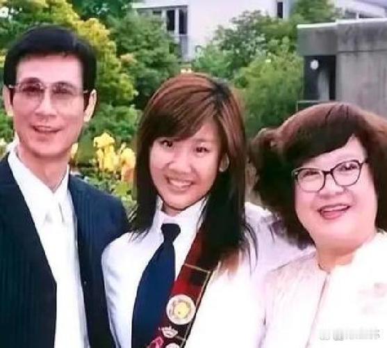 79岁郑少秋正式退休！四个女儿命运悬殊，亲情账单满是遗憾
 
谁能想到，在荧幕潇