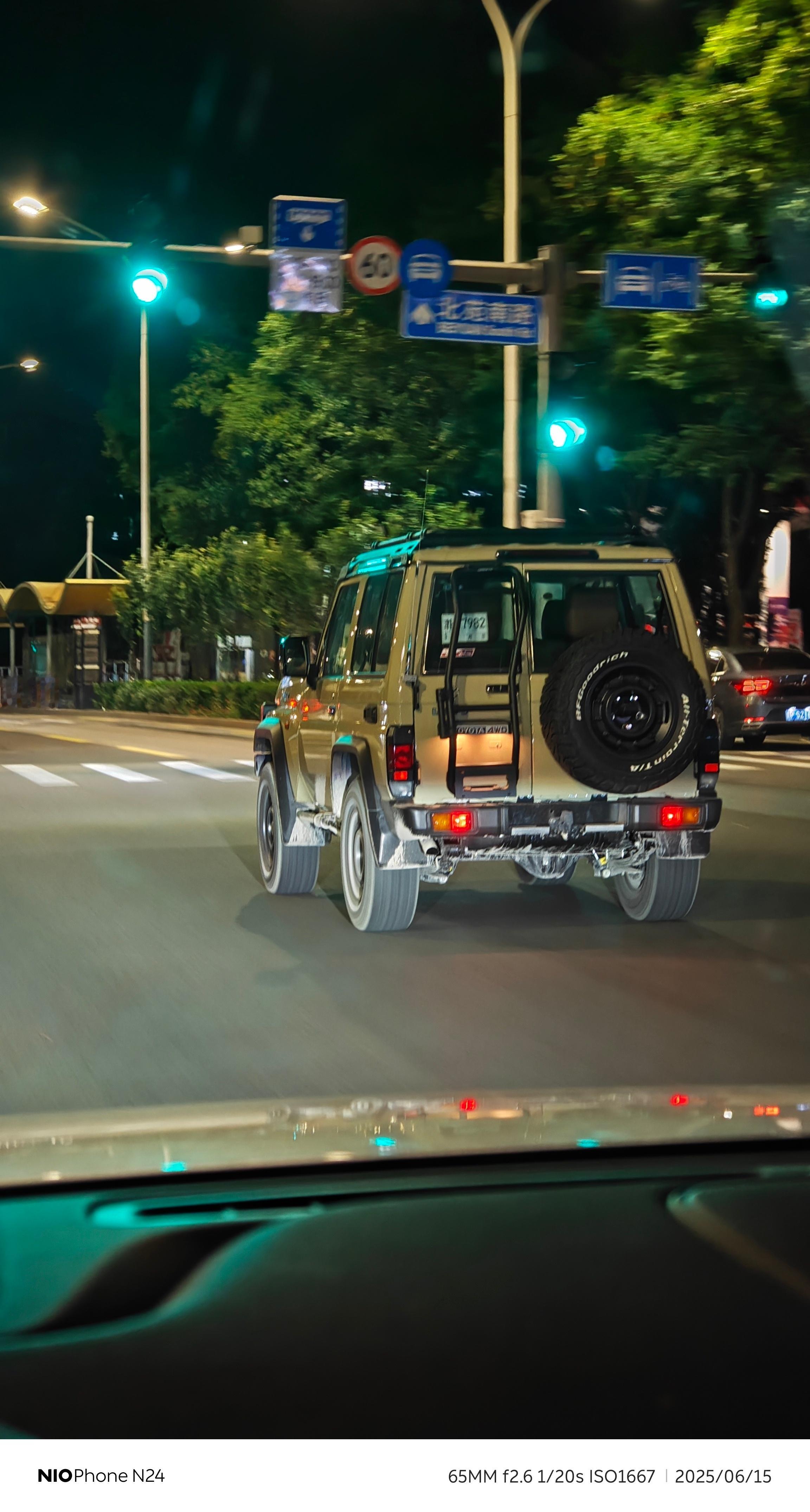 这夜色搭上这配色，酋长味太足了[哈哈][哈哈]虽然我知道这和坦克400不是一个维