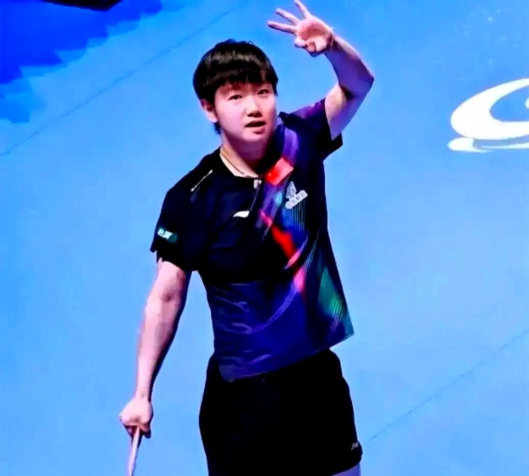 莎莎三连冠封神，真的太棒了！
可我总觉得，她站上最高领奖台时，心里肯定也装着那几