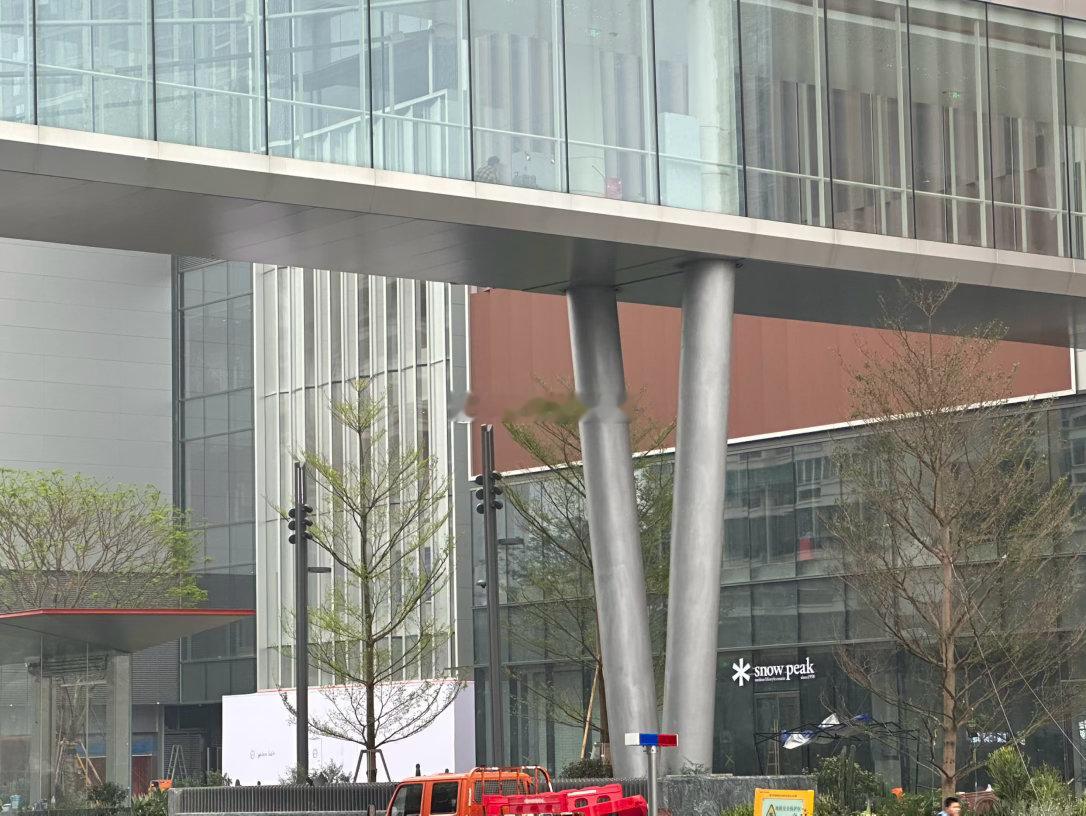 厦门商业 万象城二期开业背景墙和Snow Peak旗舰店正准备。 厦门·厦门万象