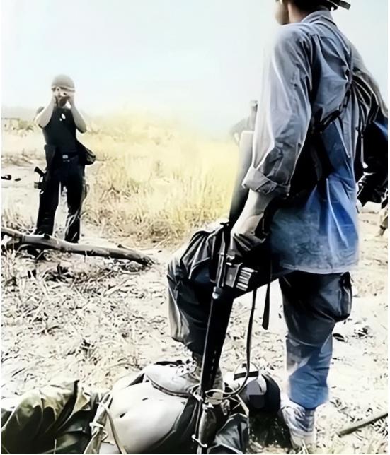 1972年，一个越南女兵的尸体静静躺在战场上，美军士兵为了炫耀，不仅扒掉她的裤子