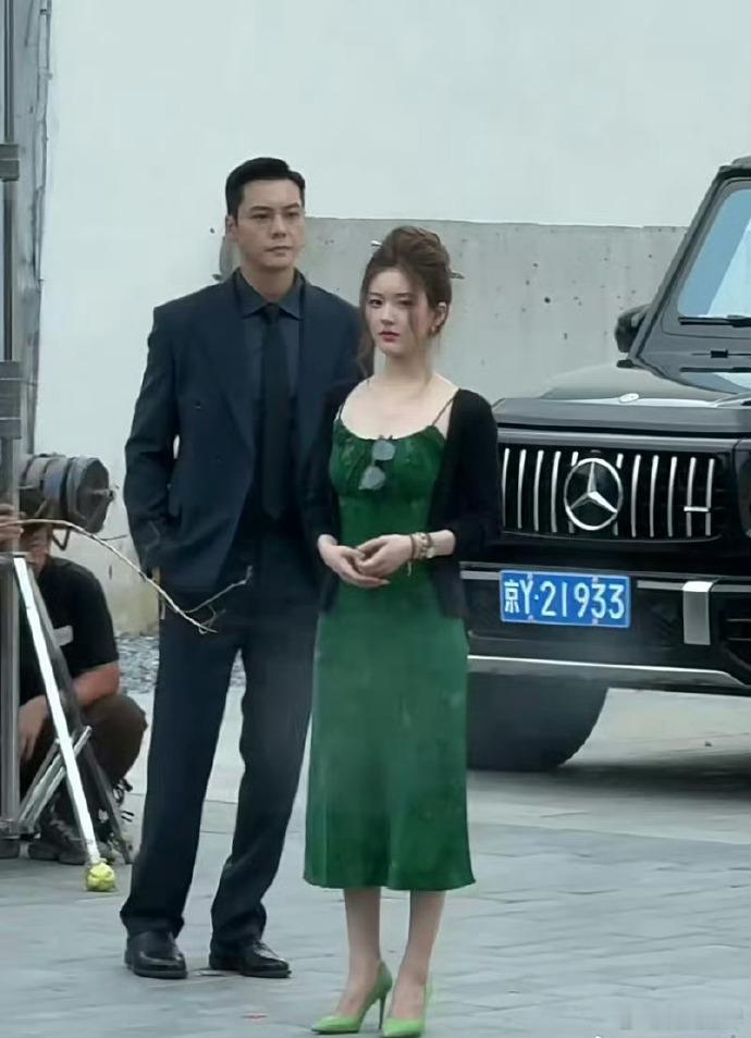 《许我耀眼》中，女主的头部比例相较于男主显得较大，头身比例略显不协调。 