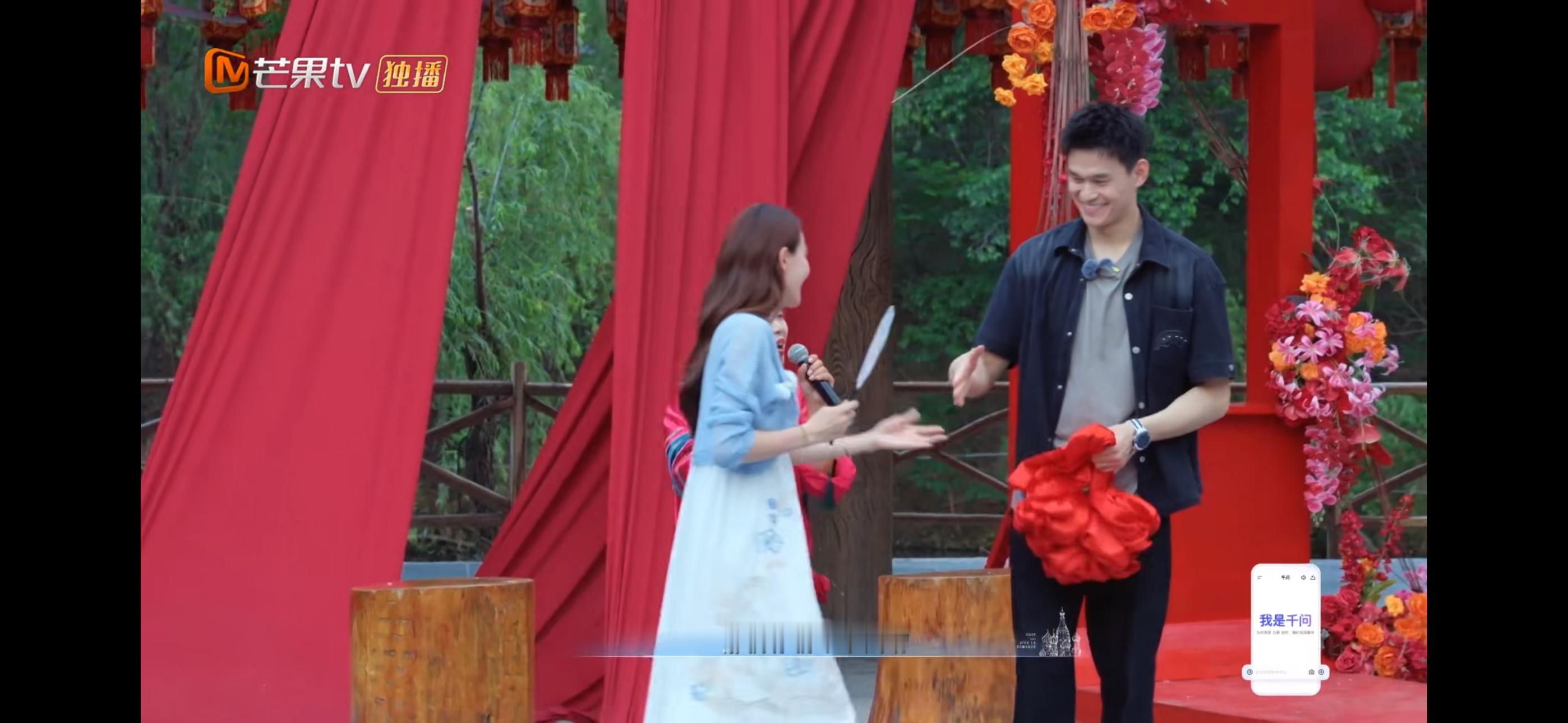 路人喊话孙杨对老婆好点 孙杨张豆豆现身以舞会友，全程牵手互动超恩爱。观众暖心送祝