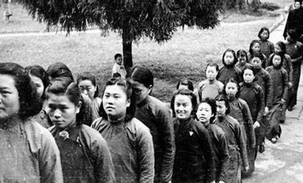 中国女性穿裤装成为日常主流，是一个从清末民初萌芽、民国时期普及到新中国成立后全面