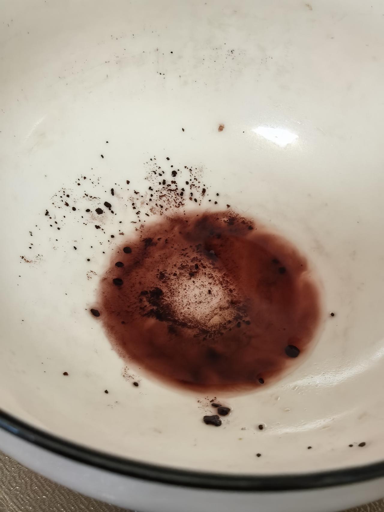 红酒的渣滓
一直不太习惯喝红酒，也不太了解红酒，这些年家里就攒了一些，有不少大概