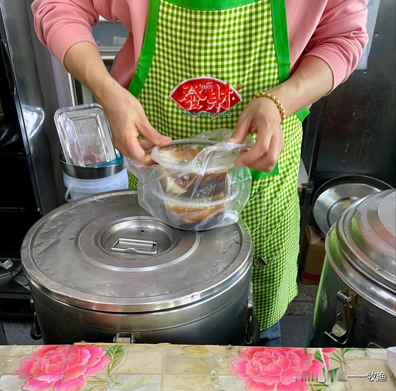 市井轶事：我老婆最爱吃这家小店的豆腐脑，结果人家今天涨价了。我买这家小店豆腐脑断