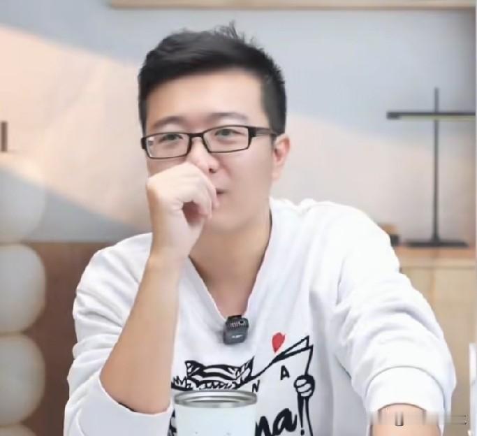 为什么莱维说:只有孙颖莎是用脑子打球？

他说:检验是不是用脑子打球？
你看他打