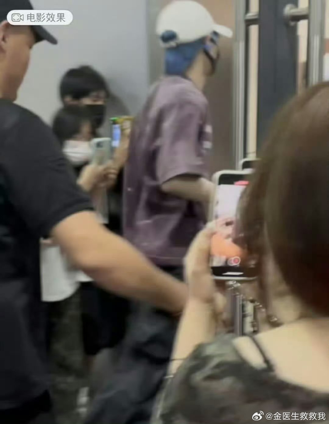 余宇涵染蓝发好显白啊余宇涵 ​​​