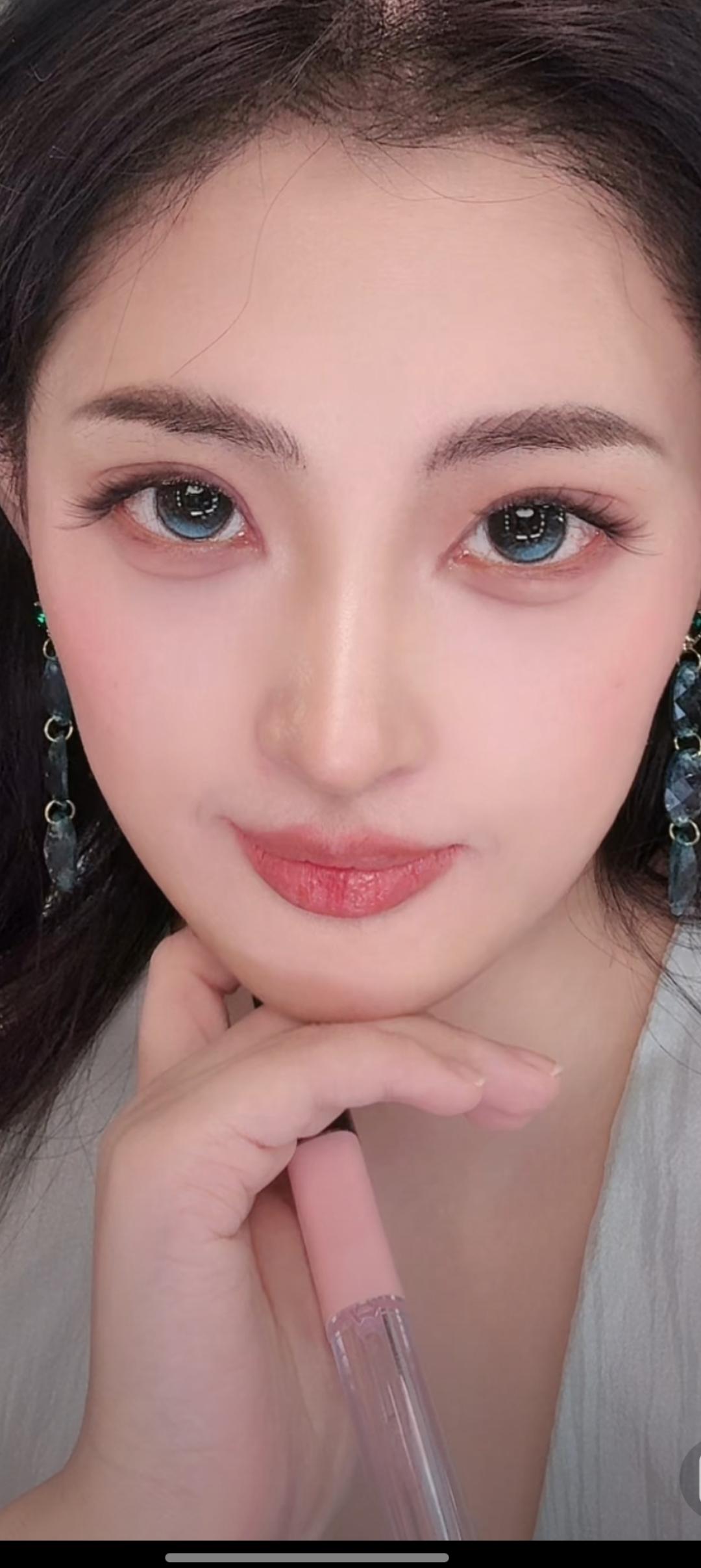 这位美女在微笑，眼睛好大。