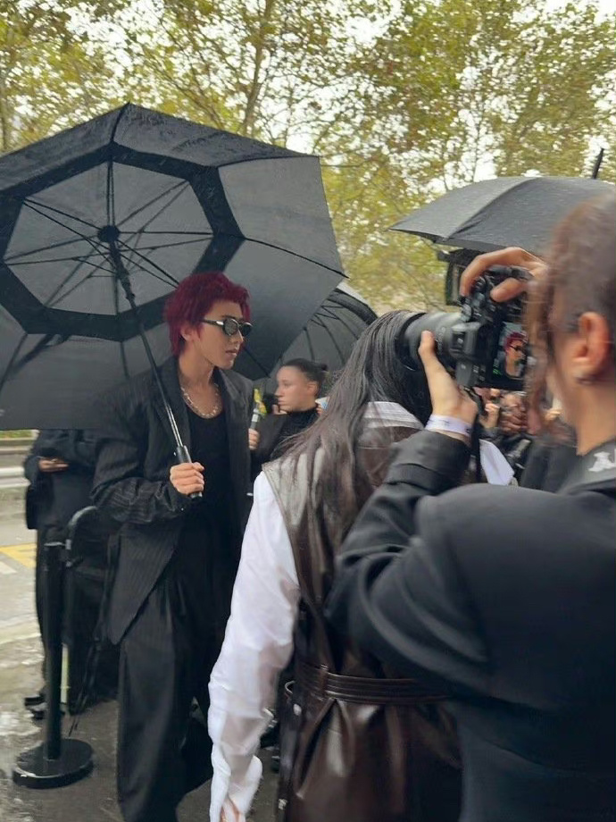 蔡徐坤红发造型亮相巴黎时装周，图4是？？王……王琳凯？？？ ​​​