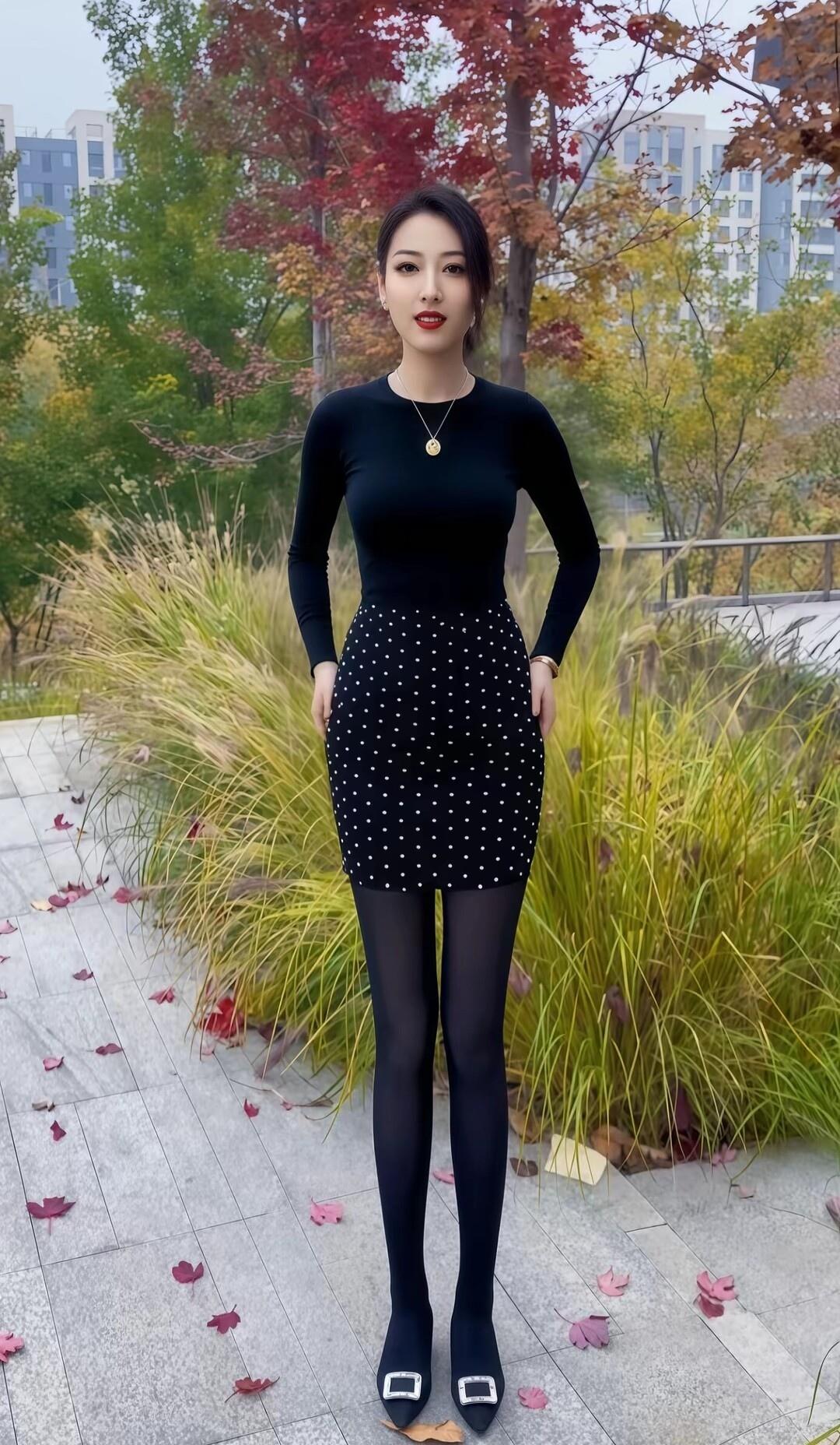 秋日穿搭指南：黑色长袖上衣+波点短裙，优雅不失时尚！