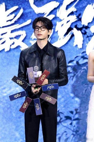 彭昱畅这一跪是不是有点太熟练了彭昱畅这一跪直接跪到我心里了！滑跪丝滑得像是练过八