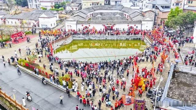 新年生活图鉴？新年好事不断，人家包红包，自己送鸡，礼尚往来！
