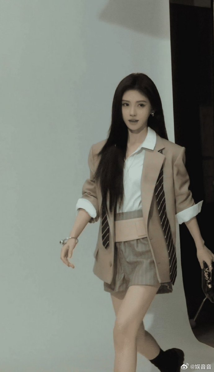 每天上班必带的东西通勤造型好✨基础款穿出新感觉，日常又耐看，打工人上班穿搭直接抄