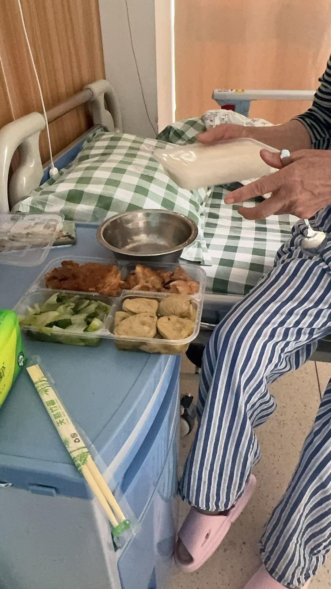 今天听一位85岁的奶奶给我讲故事。
 
入院做检查，边床是一位85岁的奶奶，完全