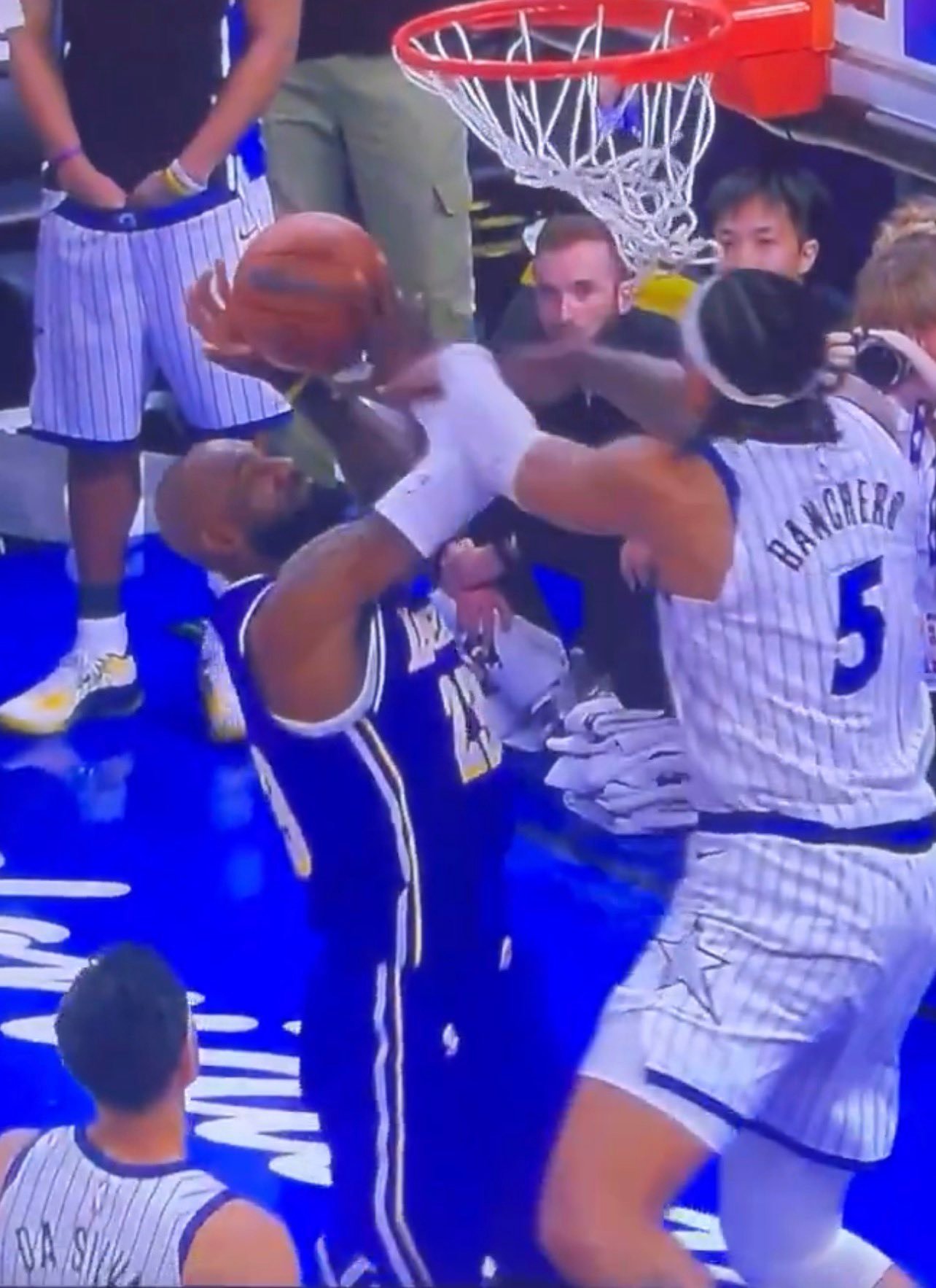 联盟出具了昨天最后两分钟裁判报告，其中认定班凯罗对詹姆斯的防守没有犯规。比赛最后