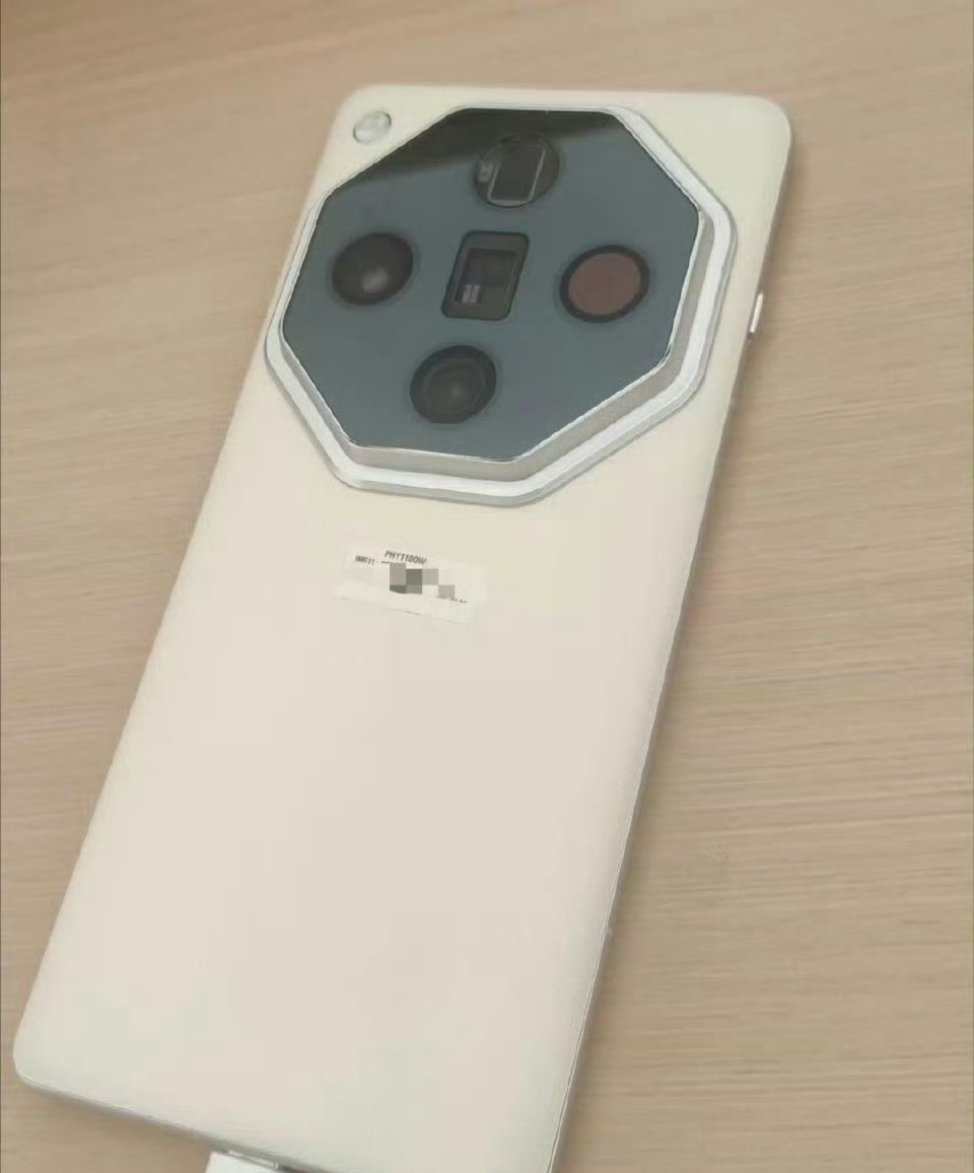 日前，一款据称是 OPPO Find X7 Pro 的工程机照片在网上流传开来，