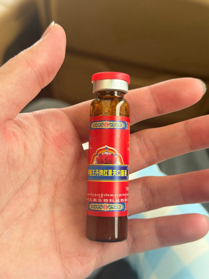 周洁琼机场纯素颜 谁懂啊！周洁琼机场纯素颜被拍到，皮肤好得不像话，还笑嘻嘻跟粉丝