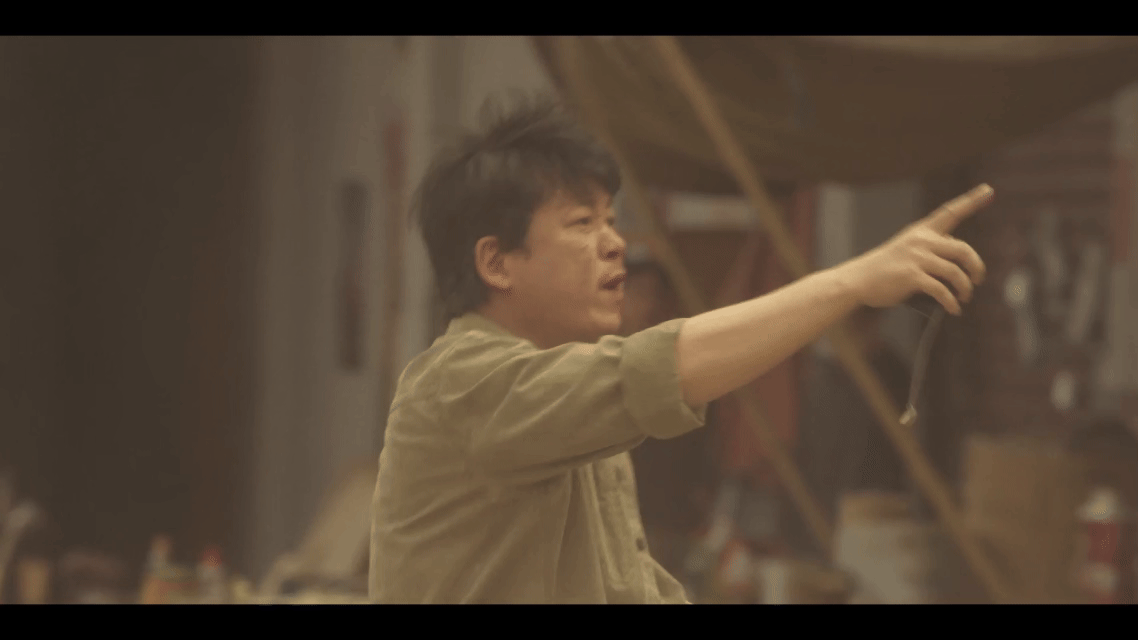 潘粤明字面意义上的灰头土脸了笑亖！何远航这下是真·灰头土脸，被倒土也太惨了，车子