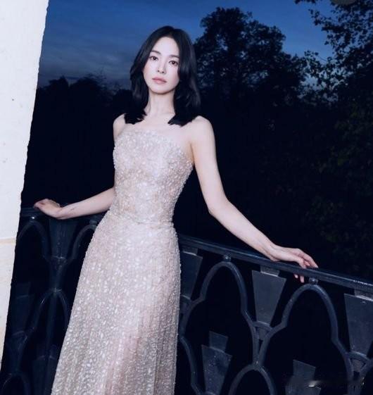 16日，演员宋慧乔在自己的Instagram上传了多张照片。公开的照片中，宋慧乔