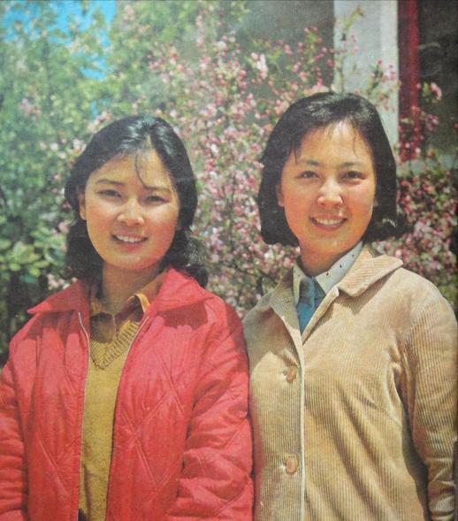 八十年代初，两位影视女演员合影，她俩穿着简朴，素面朝天，在那个尚未被脂粉、医美淹