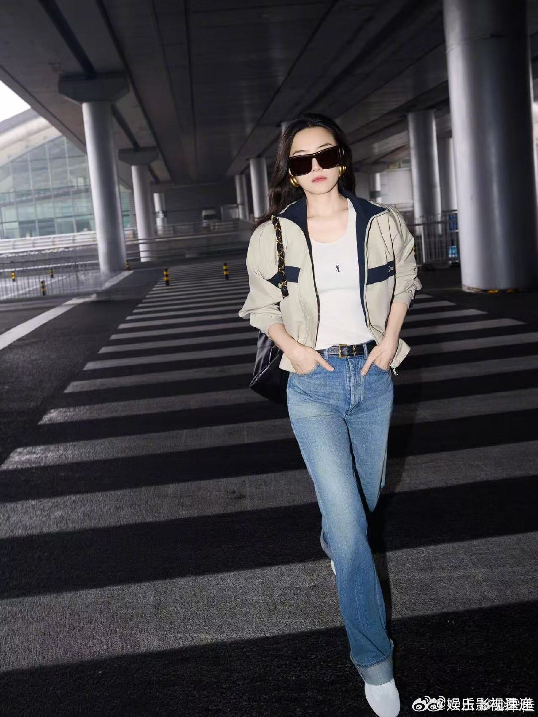 宋佳巴黎时装周出发路透 宋佳出发这组路透太对味了，慵懒随性又不失锋芒，那种骨子里