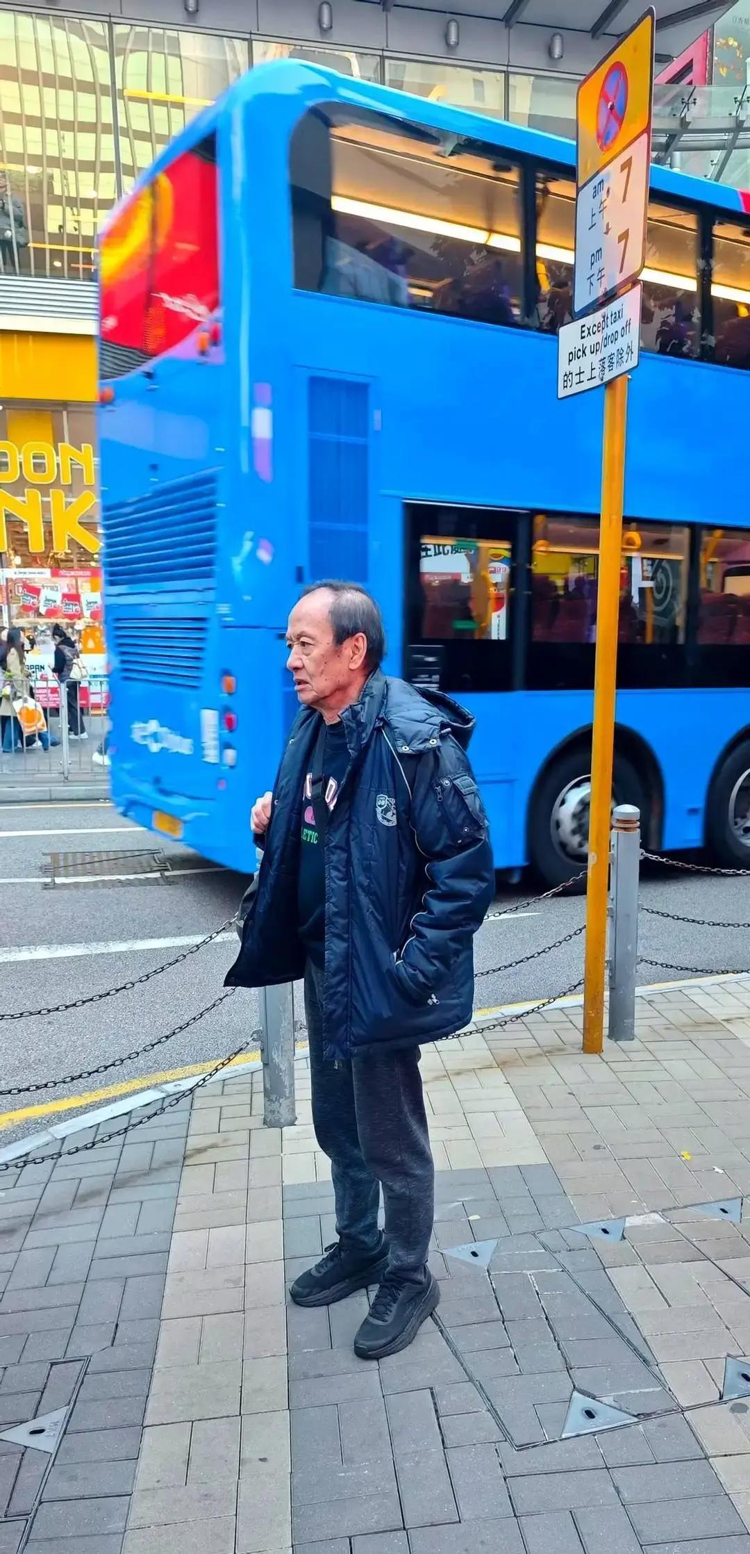 港片配角，九成已转行
 
早上路过九龙城茶餐厅，隔壁桌坐着个熟面孔，却死活想不起