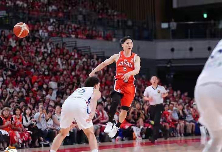 日本男篮主场热身赛20分大胜韩国，看完心里挺扎心。时隔两年回归的八村垒轰下全场最