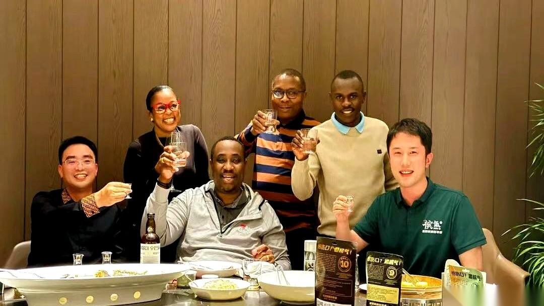 还以为现在去非洲，就是倒腾点小商品，开个杂货铺？
那都是老黄历了，那趟船早就开走