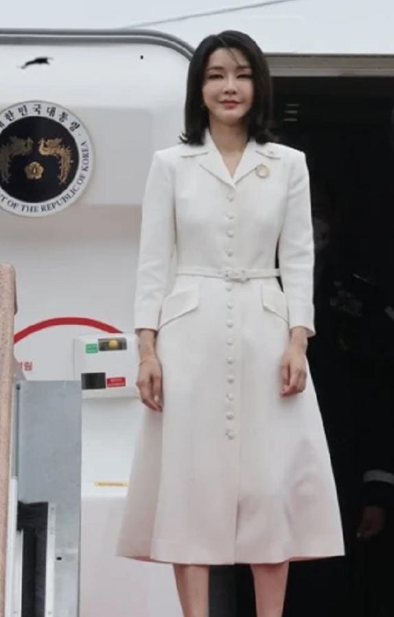 金建希二审罪行加重为4年，尹锡悦罪行更重，这对曾经风光总统夫妇迎来至暗时刻！
