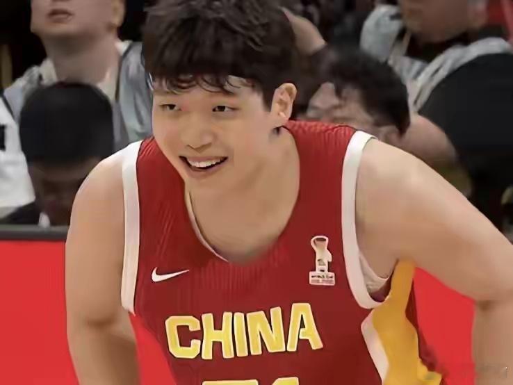 杨瀚森[超话] 杨瀚森赛场效率极为出众，19分钟出场时间内11投7中，砍下15分