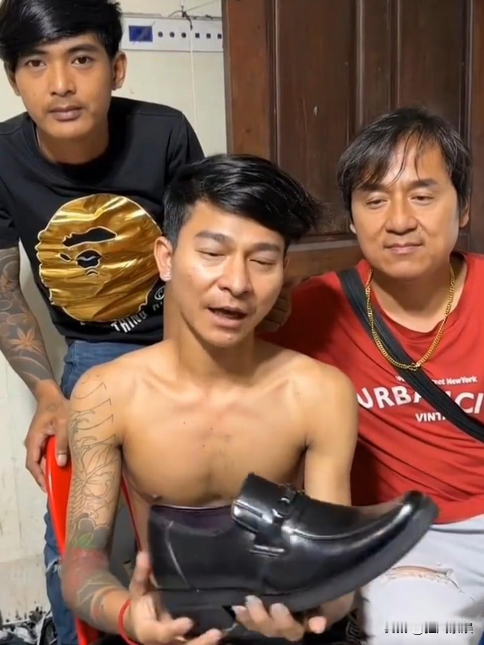 东南亚三巨头周润发、刘德华、成龙，直播卖皮鞋！

近日，一张“东南亚版刘德华、成
