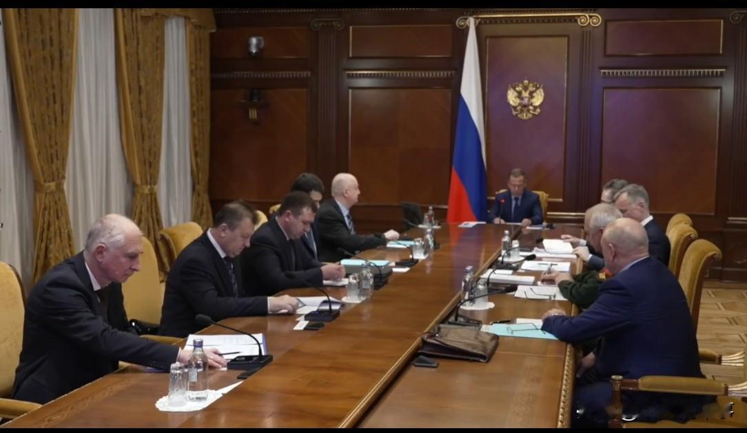 俄罗斯安全委员会副主席梅德韦杰夫在就俄军扩充问题召开的会议上表示，目前，已有超过